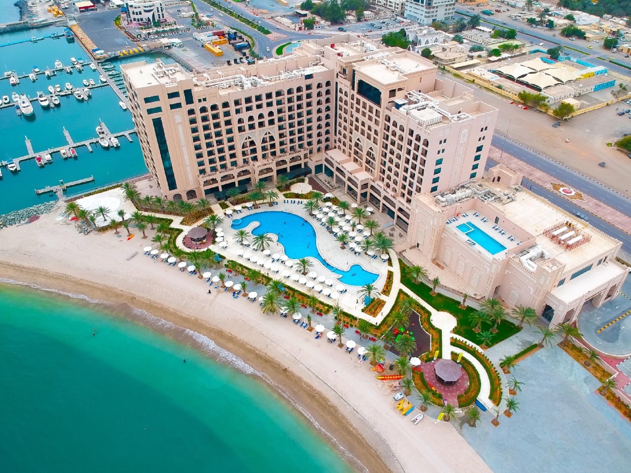 פוג'יירה Al Bahar Hotel & Resort מראה חיצוני תמונה Aerial view of the hotel